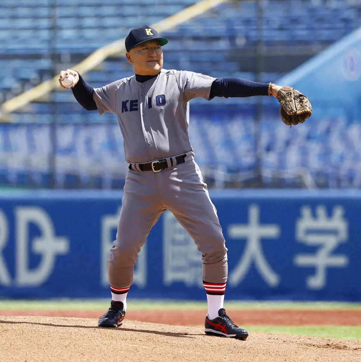 【画像・写真】始球式を行う山下大輔氏（撮影・五島　佑一郎）