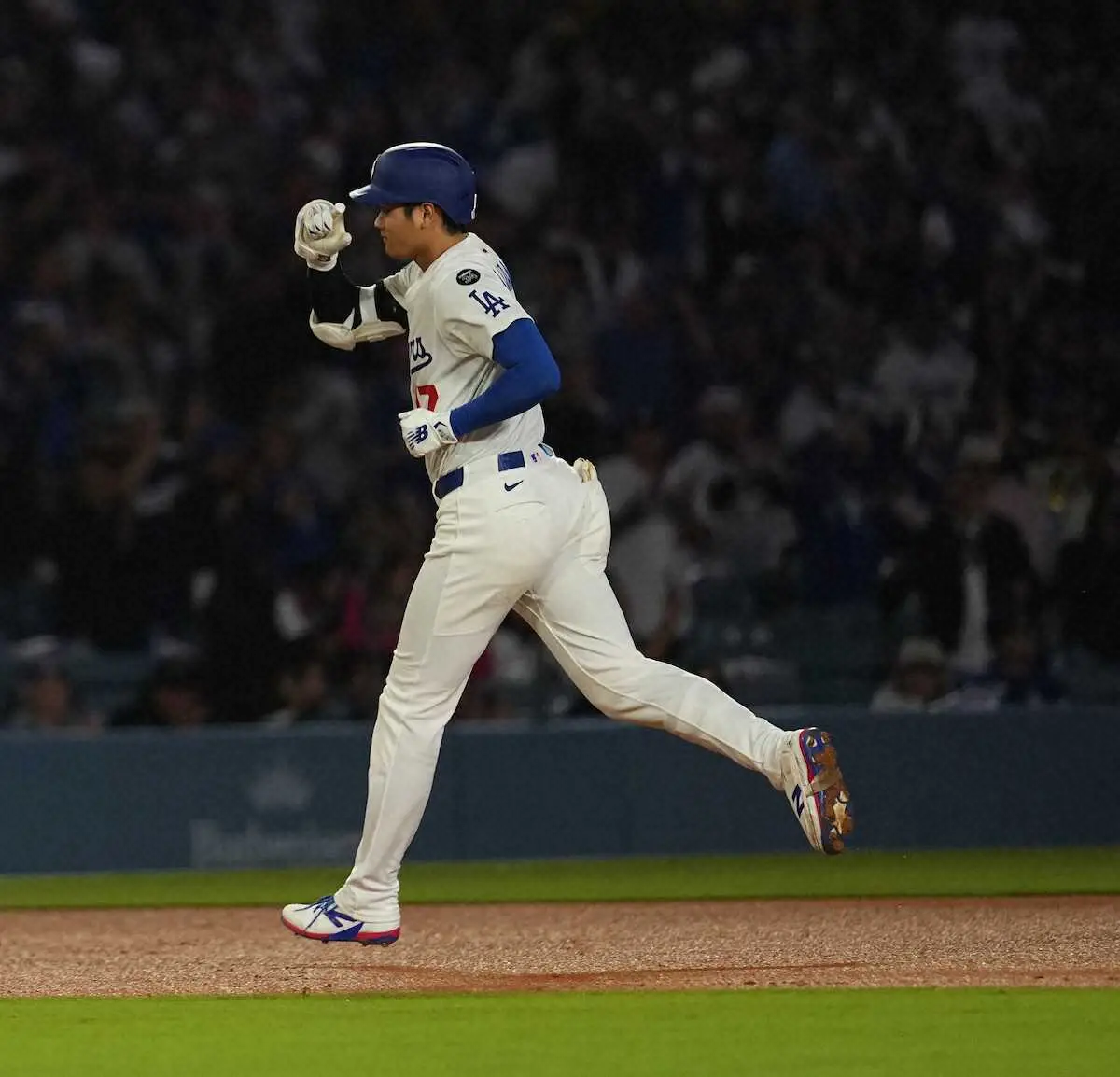 【画像・写真】大谷翔平　6戦ぶり5号！本塁打で今季最速180キロ弾に満席本拠大興奮　ビジョンでデコルテCMの初演出