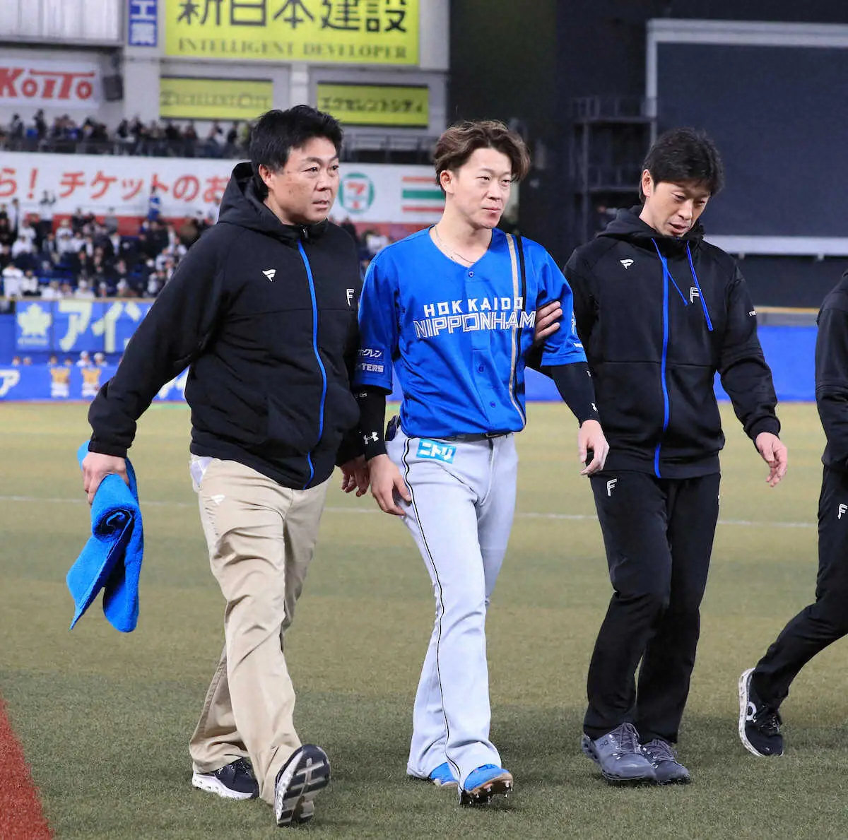 【画像・写真】日本ハム・矢沢宏太が左翼フェンス激突で球場騒然…担架出動して五十幡と交代　