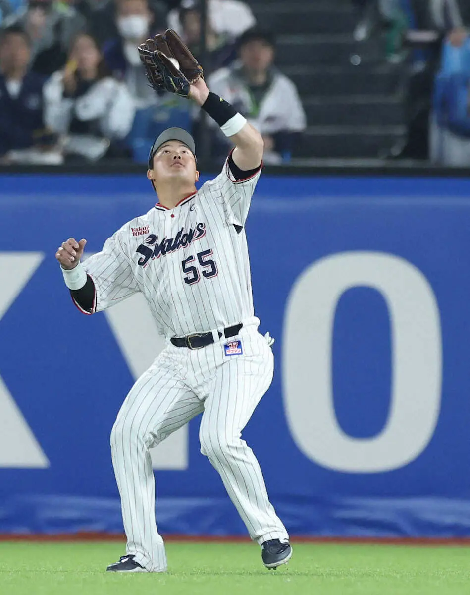 【画像・写真】ヤクルト村上がプロ初「右翼」で今季初スタメン　初回守備は連続で右前打も…無難に処理