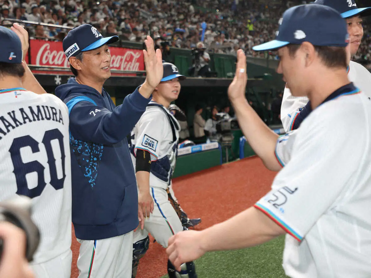 【画像・写真】西武・西口監督　源田の魚雷バット使用「使ったの？見てたって分かんないよ」「ボウリングのピンにしか…」