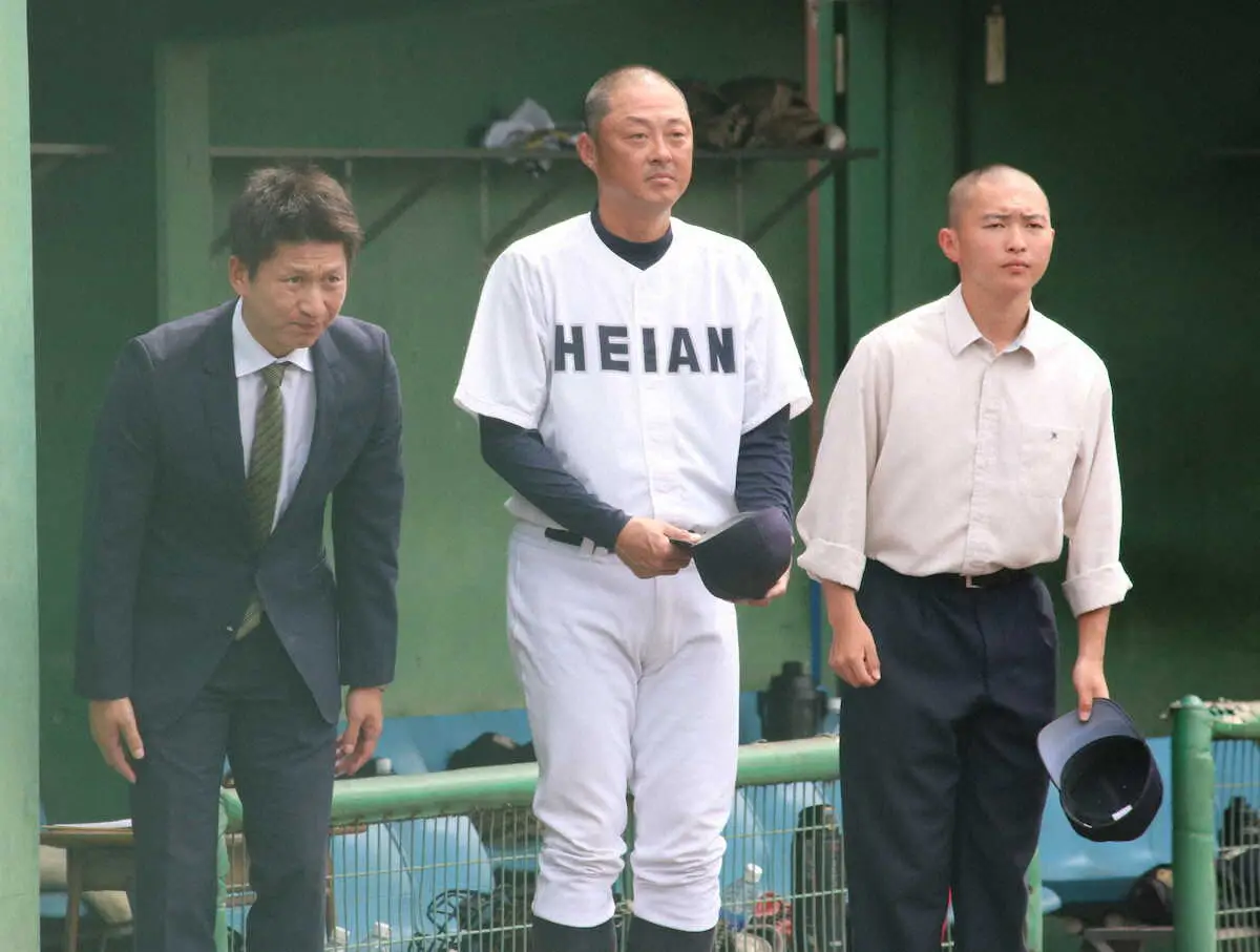 【画像・写真】＜龍谷大平安・洛西＞公式戦初采配を6回コールド勝ちで終えて挨拶する龍谷大平安・川口監督（中央）（撮影・河合　洋介）