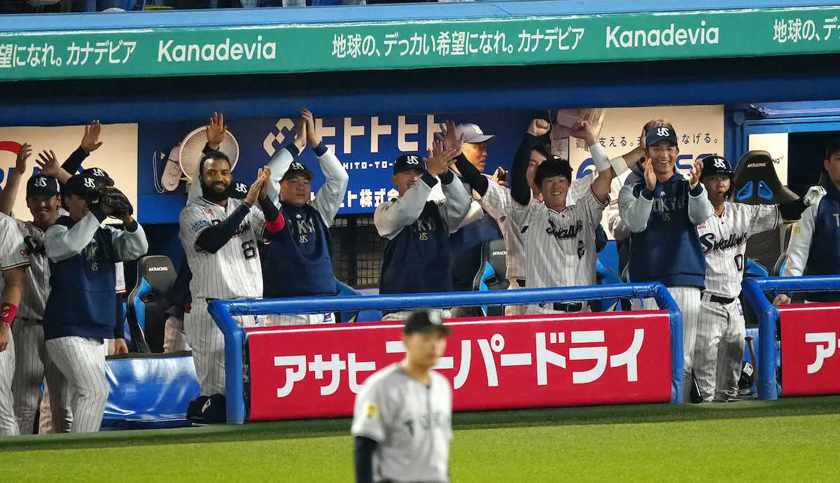 【画像・写真】ヤクルト「8番・投手」起用で追加点　先発・山野がバット折りながらの適時二塁打、ベンチ大盛り上がり