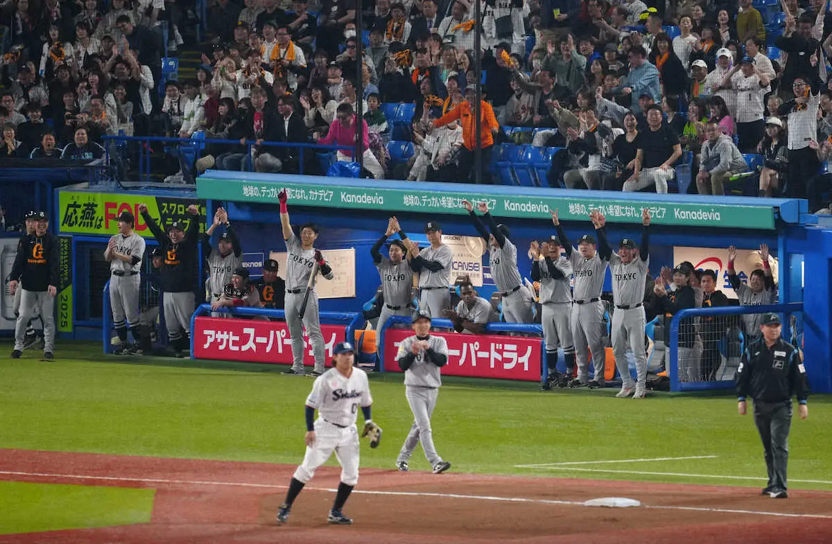 【画像・写真】巨人が珍しいプレーで逆転！若林の飛球を左翼サンタナがキャッチ中にポロリ…完全捕球とみなされず神宮騒然