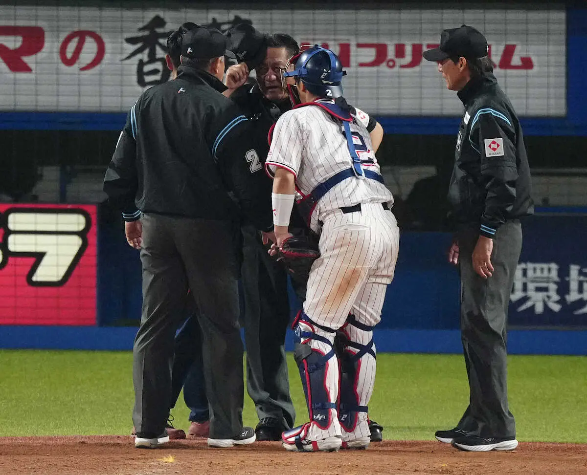 【画像・写真】ヤクルト捕手・古賀に球場ファンが拍手喝采　ファウルチップが球審顔面直撃、とっさに体支える