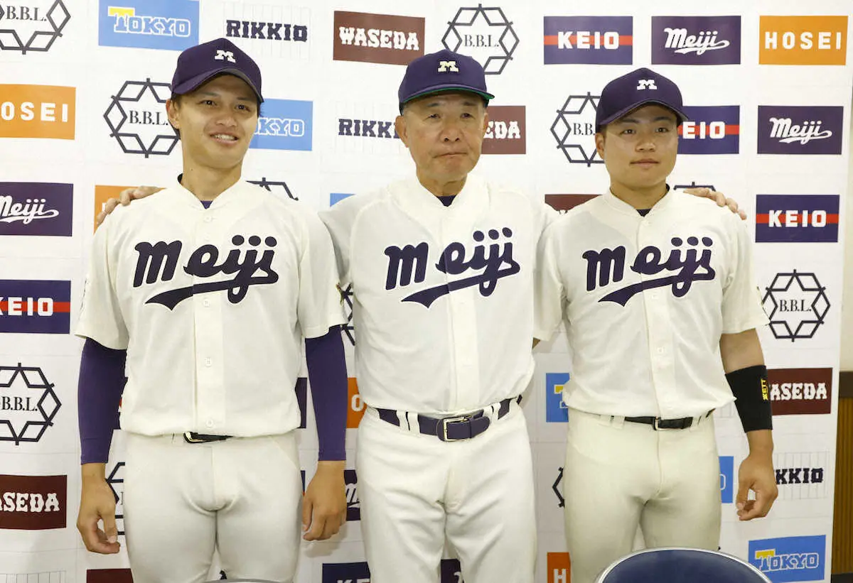 【画像・写真】東京六大学野球＜明大・東大＞試合後、フォトセッションに臨む明大・（左から）毛利、戸塚監督、田上（撮影・五島　佑一郎）