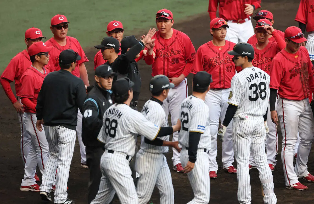 【画像・写真】阪神　藤川監督が激高　8回に坂本への頭部死球　一塁ベンチ飛び出して広島側に声を荒げる
