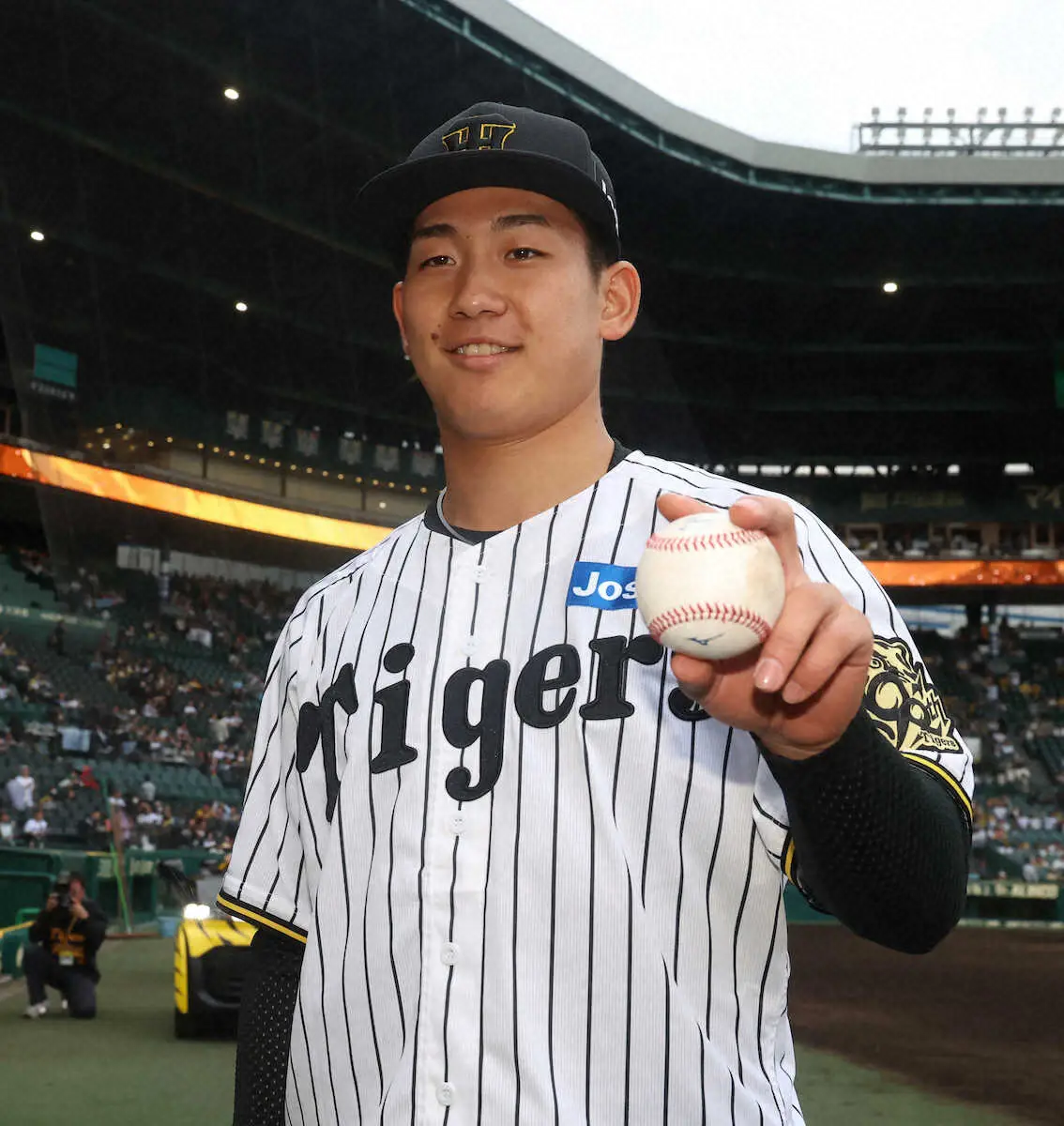 【画像・写真】阪神　プロ初勝利の伊原　ウイニングボールは「大学の監督に」