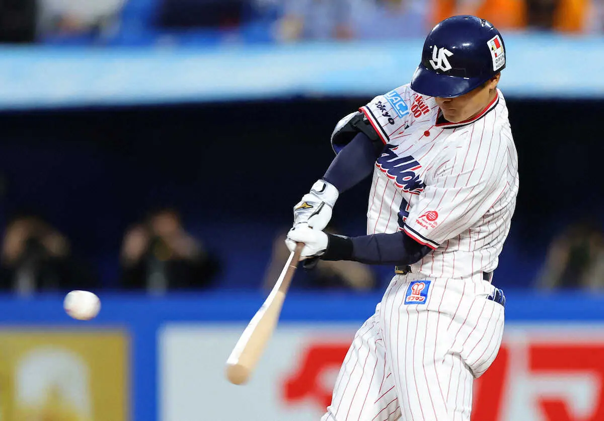 【画像・写真】ヤクルト・茂木が移籍1号先制2ラン　サンタナと歓喜のハイタッチ、初先発の巨人ケラーから右翼へ