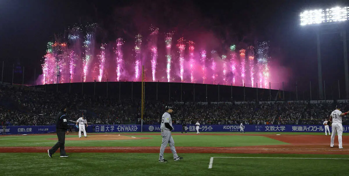 【画像・写真】神宮球場、連日の花火に沸いた　“お隣り”国立競技場で「Snow　Man」ライブ、スタンドは拍手と歓声