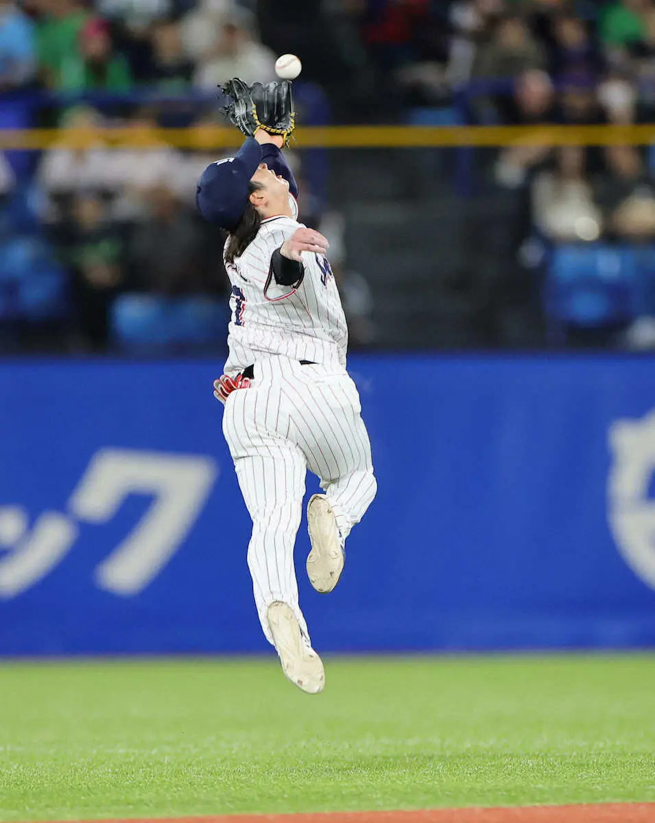 【画像・写真】ヤクルト　長岡秀樹にアクシデントで球場騒然…担架用意されるもすぐさま復帰、大きな拍手