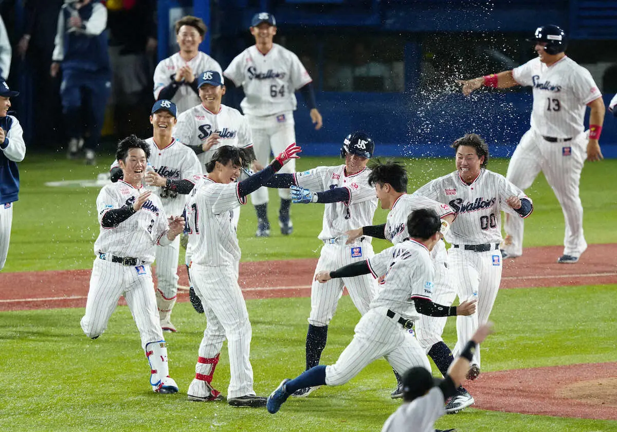 【画像・写真】ヤクルト　劇的サヨナラで連敗ストップ！2年目・伊藤琉偉「最高にうれしい」プロ初安打直後の打席で大仕事