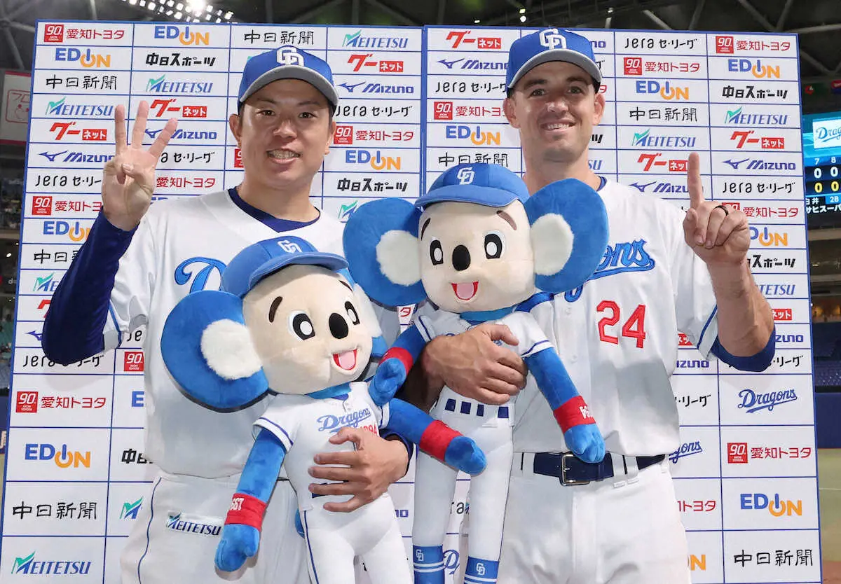 【画像・写真】＜中・D（5）＞今季3勝目を挙げた松葉（左）と来日第1号を放ったボスラーは、お立ち台で笑顔でポーズする（撮影・椎名　航）