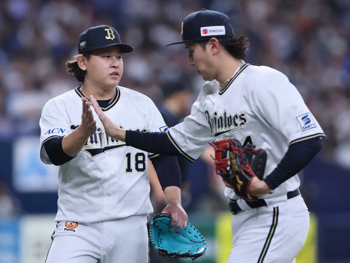 【画像・写真】＜オ・日（6）＞6回を無失点に抑えた宮城が紅林（右）とタッチを交わす（撮影・岸　良祐）