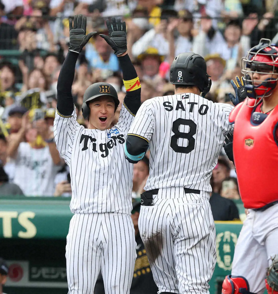 【画像・写真】＜神・広（6）＞　5回1死一、三塁、3ランの佐藤輝（右）を迎える近本（撮影・大森　寛明）