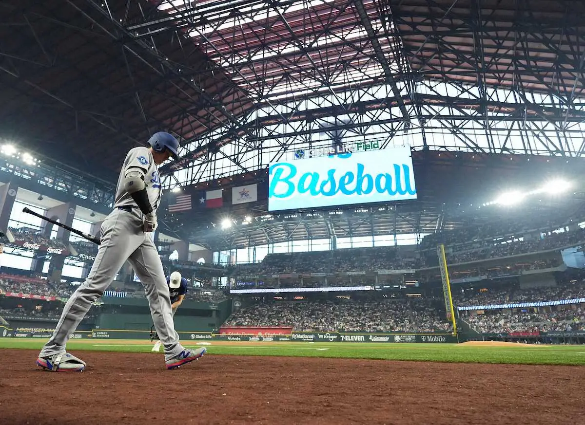 【画像・写真】＜レンジャーズ・ドジャース＞初回、打席に向かう大谷（撮影・沢田　明徳）