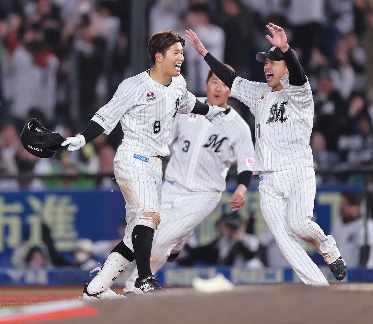 【画像・写真】ロッテ・中村奨が11年目で初サヨナラ安打「どうやって水掛けられていいのか分からなくて…」