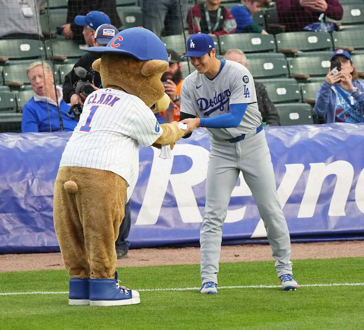 【画像・写真】大谷翔平　カブスのマスコット・クラークから出産祝い？満面の笑みでぬいぐるみを受け取る