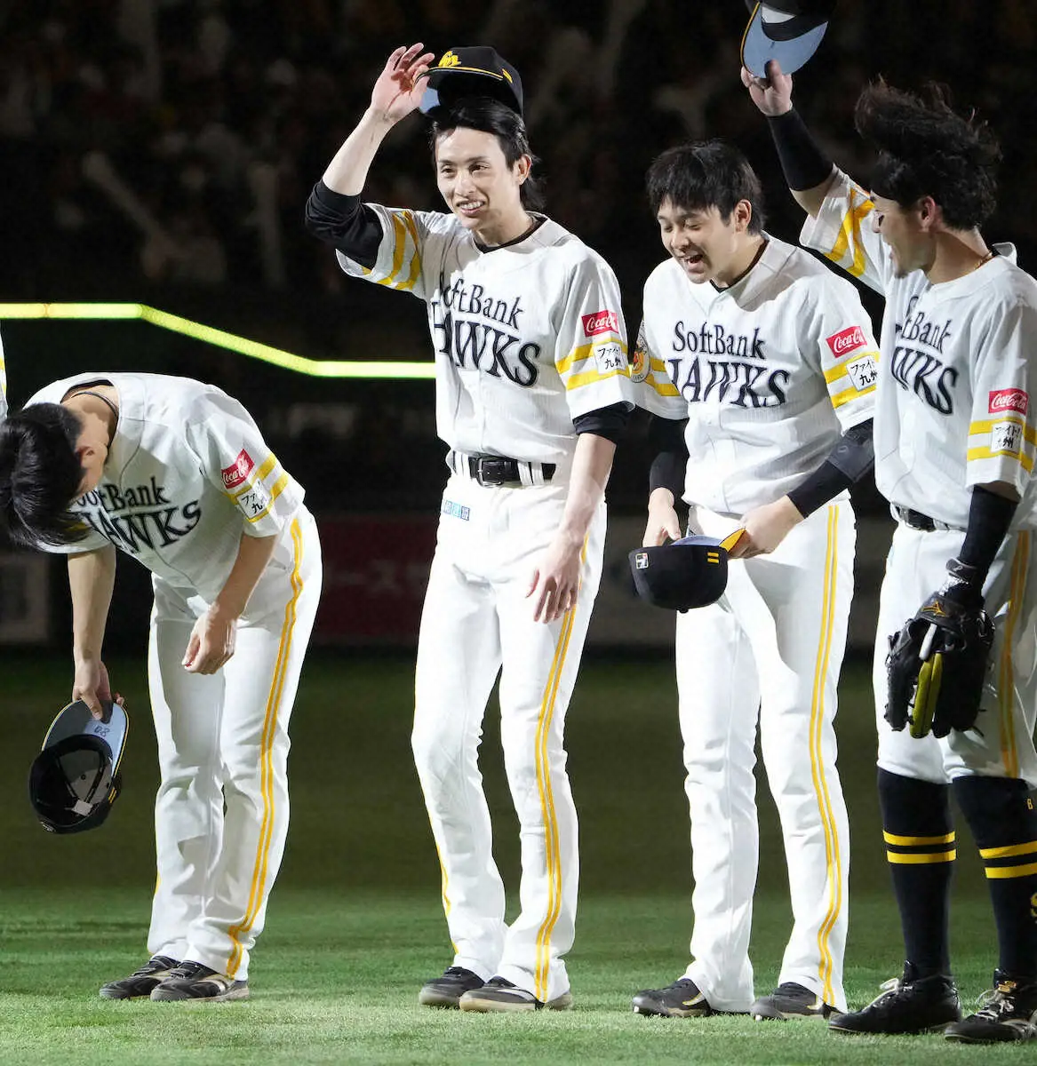 【画像・写真】ソフトバンク周東にアクシデント！右膝付近に死球受け途中交代も…小久保監督は軽傷強調「打撲と聞いた」