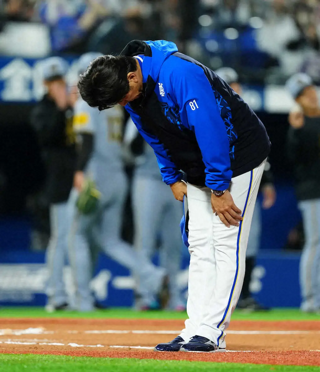 【画像・写真】DeNA三浦監督　2度目の4連敗「変えていくしかない」延長10回に痛恨被弾「康だけじゃないですから」