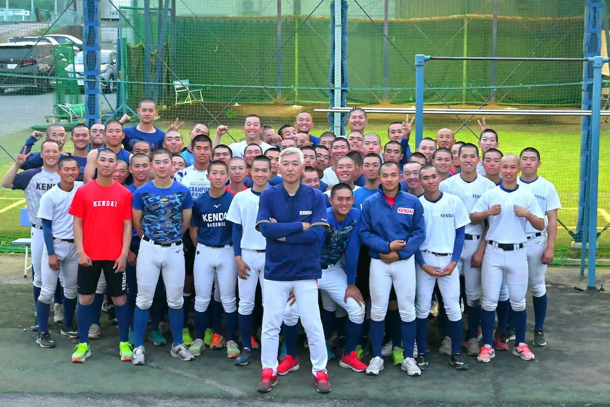 【画像・写真】高校野球の未来のためにDH制導入を熱望する青柳監督（中央）　（撮影・柳内　遼平）