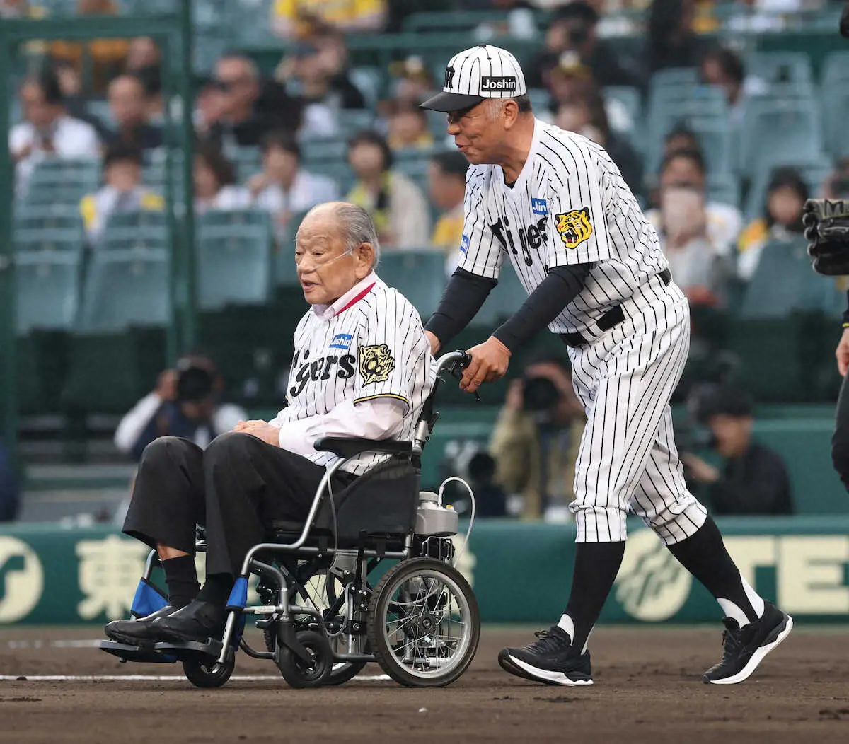 【画像・写真】阪神　甲子園のレジェンズデーに江夏氏がサプライズ登場　田淵、掛布両氏とセレモニー