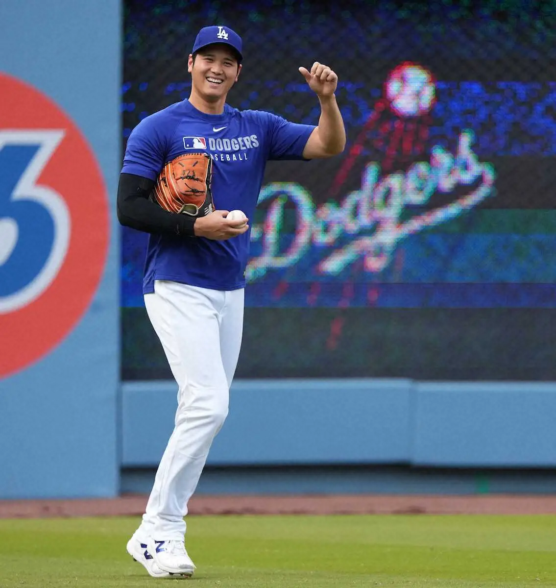 【画像・写真】大谷翔平　キャッチボールで2度暴投しファンに謝罪　スタンドに飛び込みヒヤリ　驚いたファン「ヘーイ！」