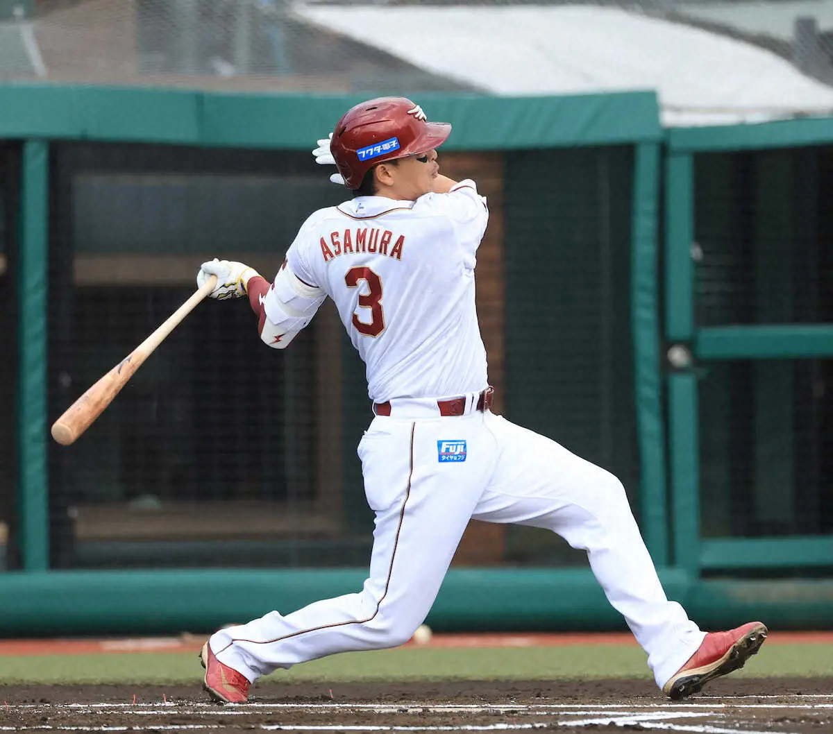 【画像・写真】楽天・浅村栄斗が死球でヒヤリ…2000安打にあと「11」でアクシデントに襲われる