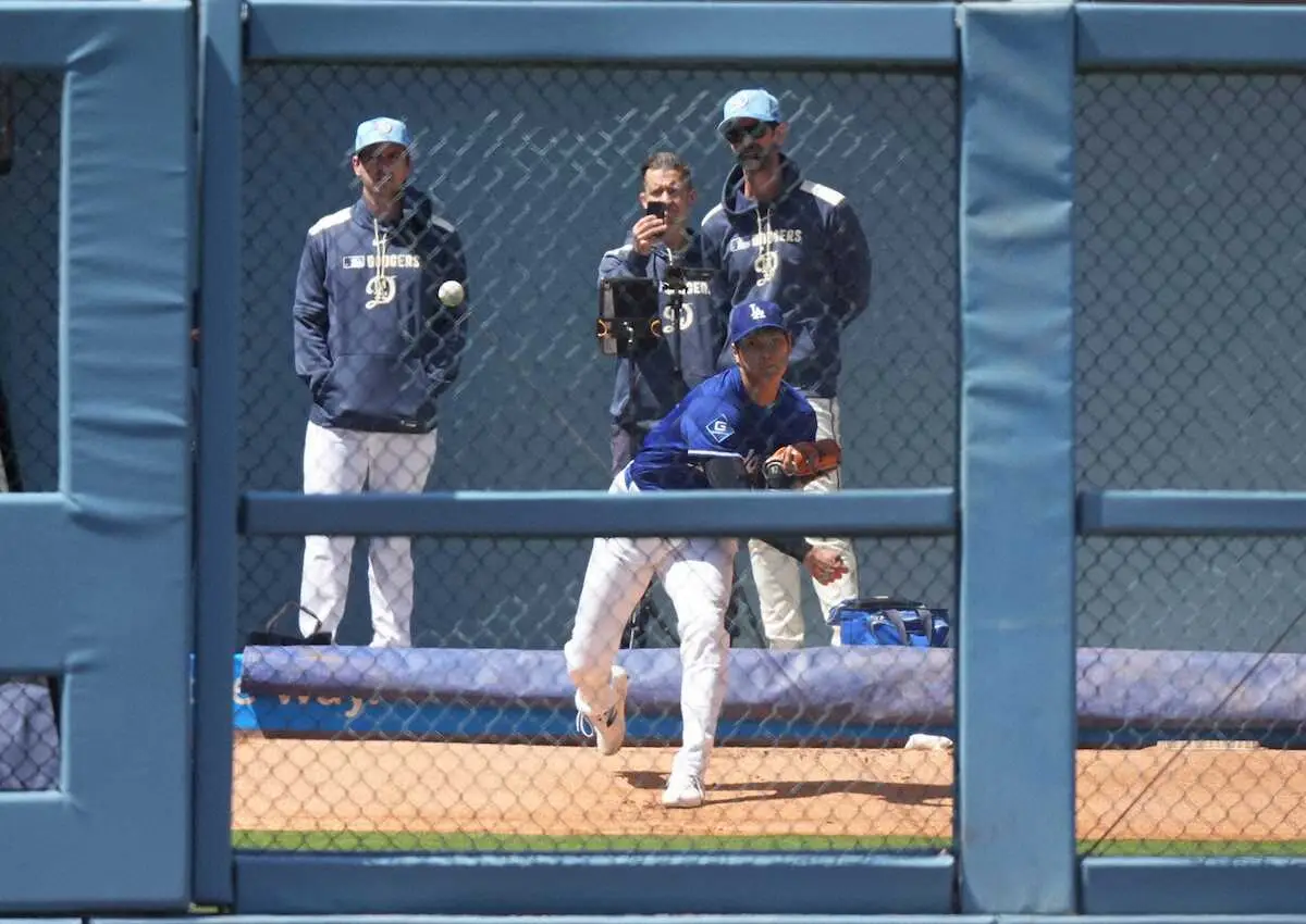 【画像・写真】ドジャース・大谷　パパ初ブルペン入り　直球にツーシーム、スプリット交え28球