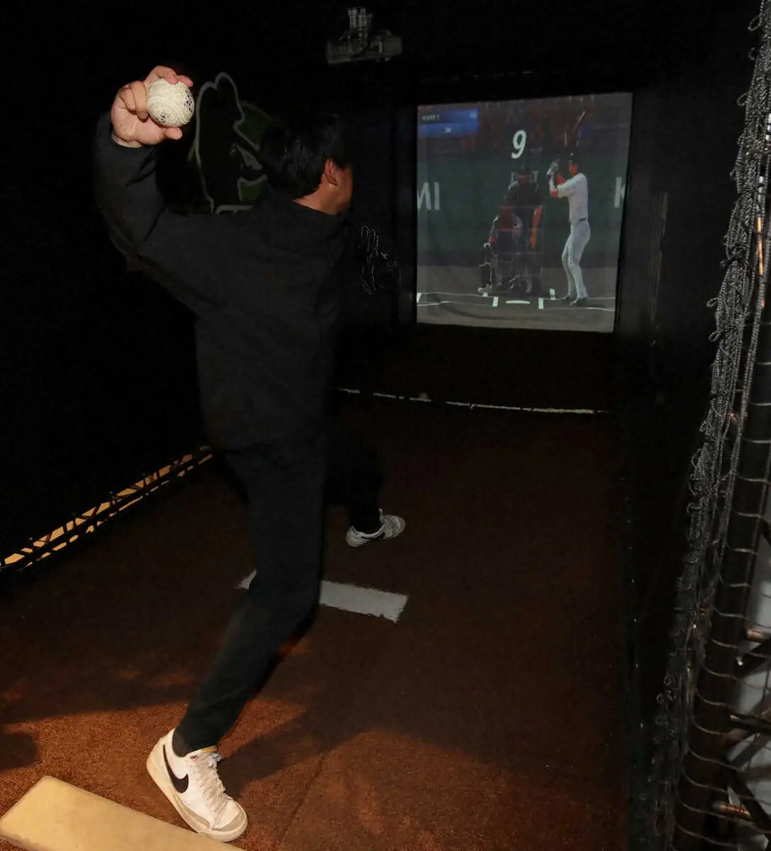 【画像・写真】＜甲子園歴史館・記事広＞　ピッチングを体験する松本記者　（撮影・後藤　大輝）