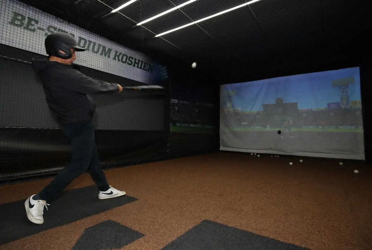 【画像・写真】＜甲子園歴史館・記事広＞　トスバッティングを体験した松本記者は本塁打を放つ　（撮影・後藤　大輝）