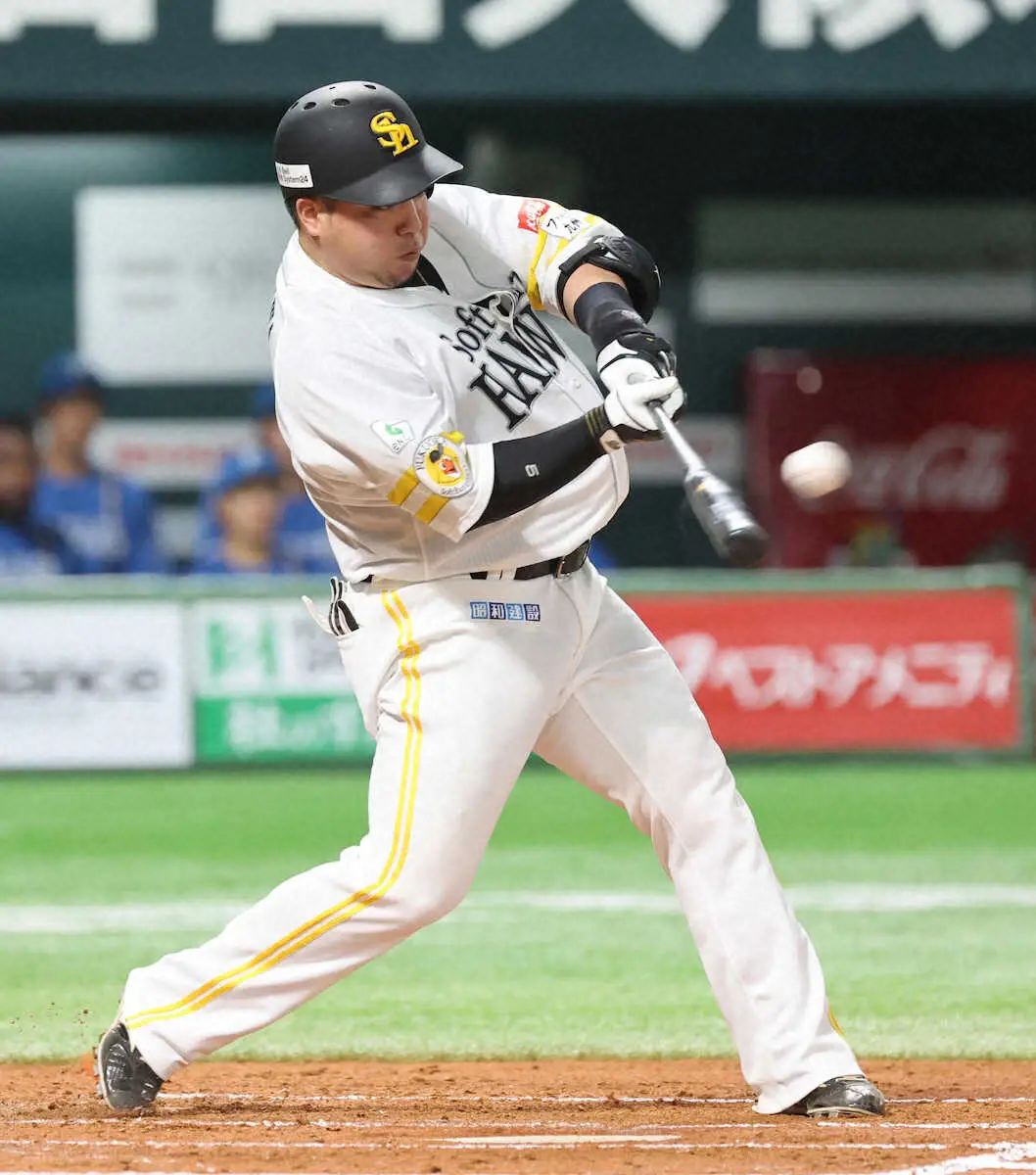 【画像・写真】＜ソ・日＞2回、先制本塁打を放つ山川（撮影・成瀬　徹）