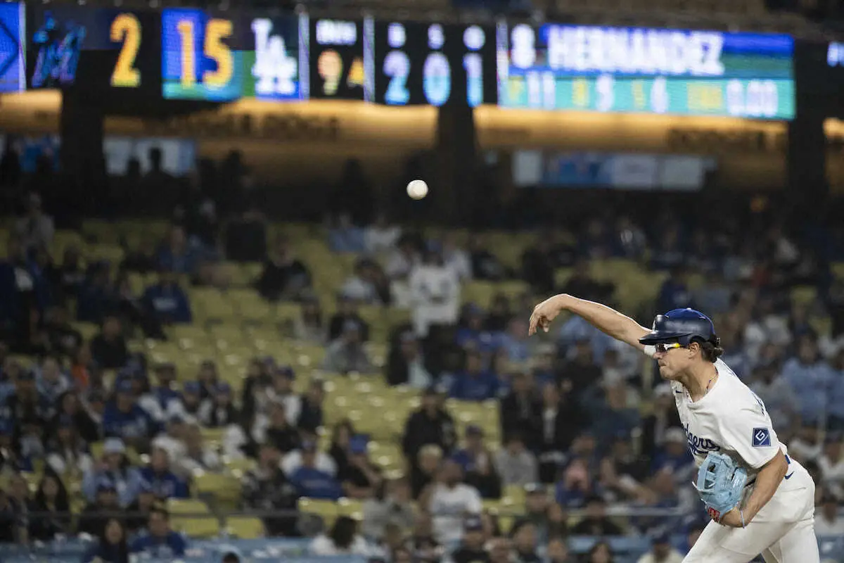 【画像・写真】大量リードのドジャース　9回に“キケ”が野手登板　60キロ前後のスローカーブ連発でスタンド沸かす