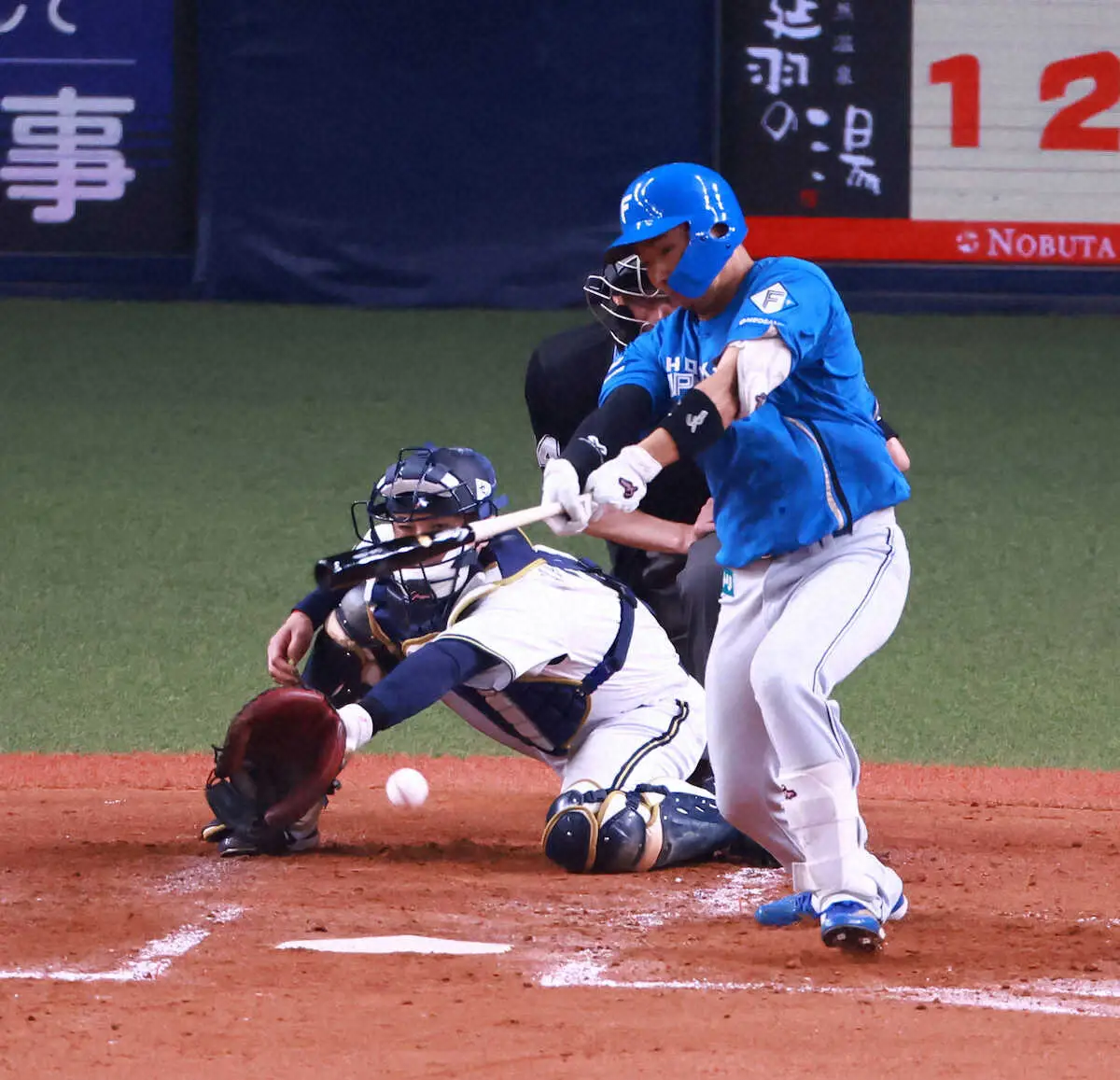 【画像・写真】4月18日のオリックス戦で、プロ初安打となるショート内野安打を放つ日本ハム・山県（撮影・井垣　忠夫）