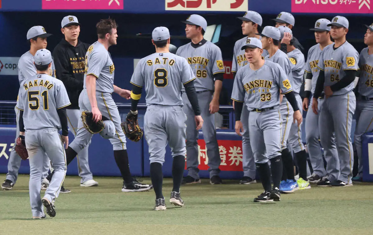 【画像・写真】＜中・神＞サヨナラ負けに肩を落とす阪神ナイン（撮影・北條　貴史）