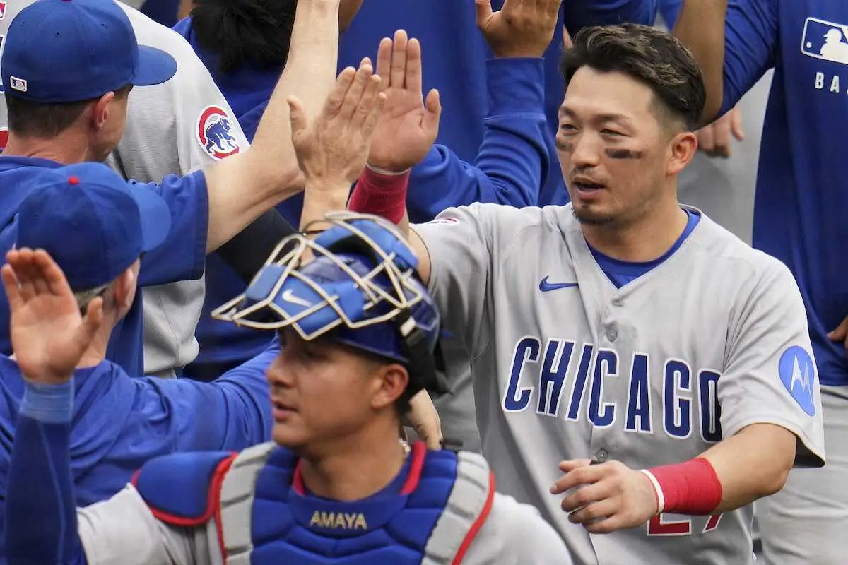 【画像・写真】2打席連続本塁打を放ち、ベンチで祝福されるカブス・鈴木（右、AP）