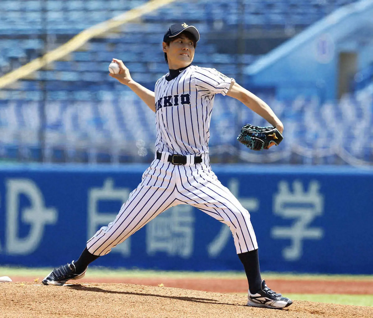 【画像・写真】立大OBの上重アナが神宮球場で始球式「緊張と興奮がよみがえって楽しかった」