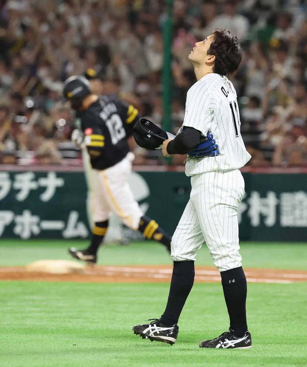 【画像・写真】＜ソ・ロ＞　　4回　嶺井（左）に同点2ランを浴びた小島　　（撮影・成瀬　徹）　　