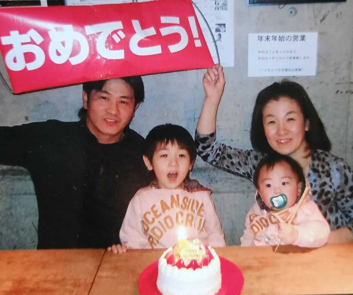 【画像・写真】谷佳亮の誕生日を祝う家族写真。左から（父・佳知さん、佳亮、母・亮子さん、弟・晃明くん）