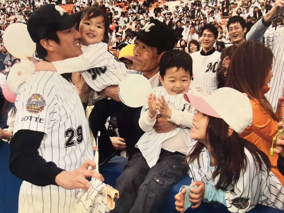 【画像・写真】06年、ヒーローインタビューを終えた父に抱きつく小野マネジャー（左上）