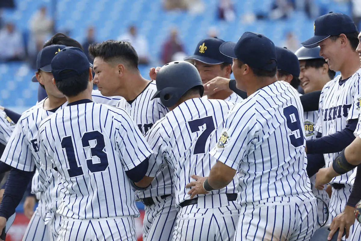 【画像・写真】立大・丸山一喜が涙の一打　史上初の延長逆転サヨナラ弾「ホームに戻ってきたら4年生が…」V可能性残す