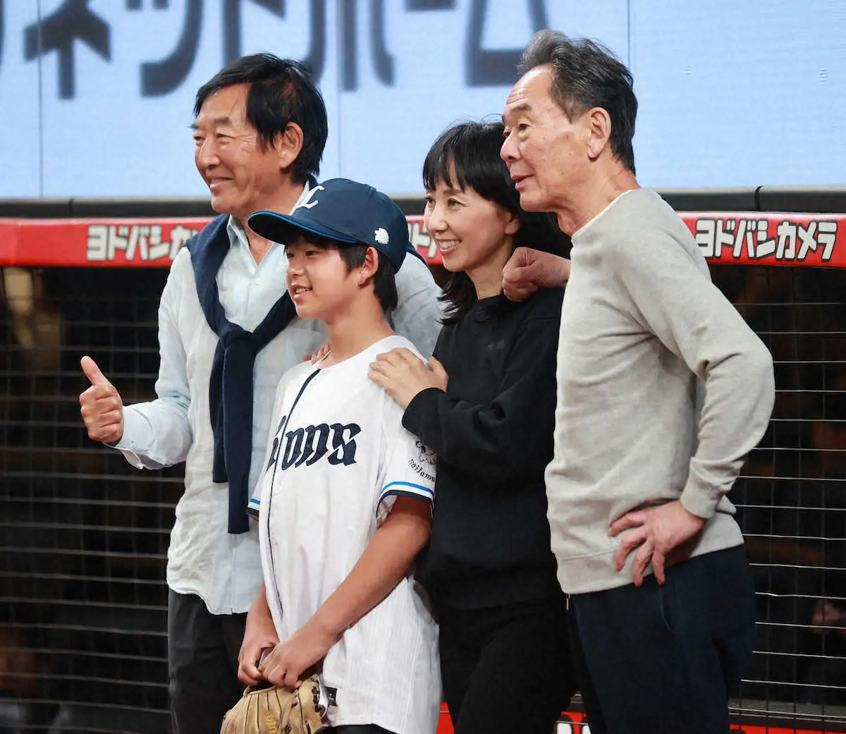 【画像・写真】＜西・ソ＞ベルーナドームに来場した（左から）石田純一、石田理汰郎さん、東尾理子、東尾修氏（撮影・篠原岳夫）