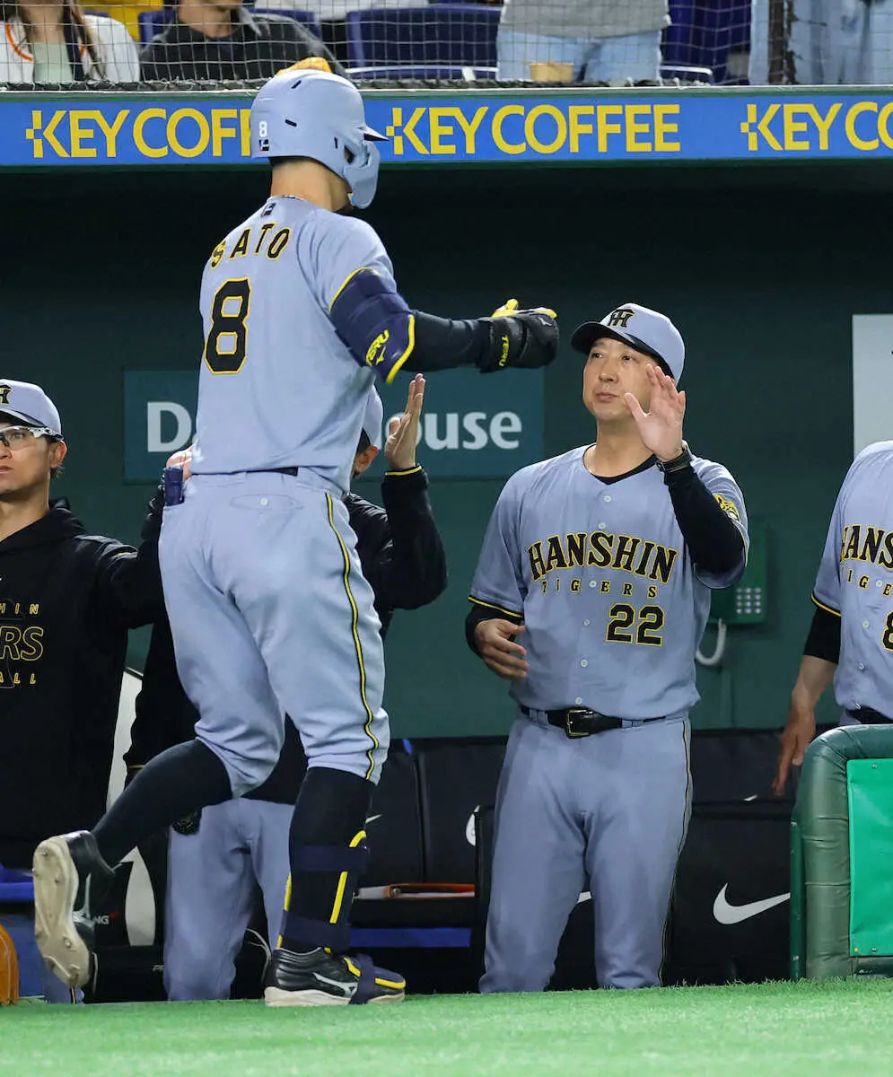 【画像・写真】5日の巨人戦の9回、3ランを放った佐藤輝（左）を迎える藤川監督