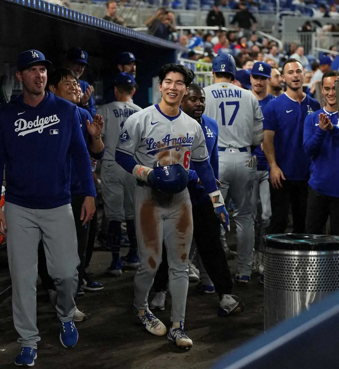 【画像・写真】キム・ヘソンがメジャー初ヒット！5回の第2打席で左前打　大谷2ランで生還し手荒い祝福受ける