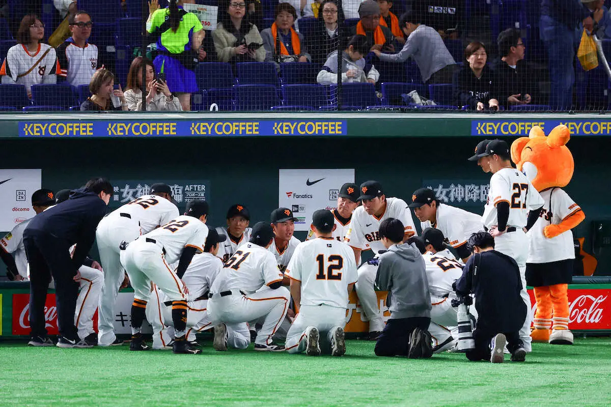 【画像・写真】巨人・秋広優人　岡本負傷交代で初回に緊急出場も3回でベンチへ下がる　2番手投手が4番へ