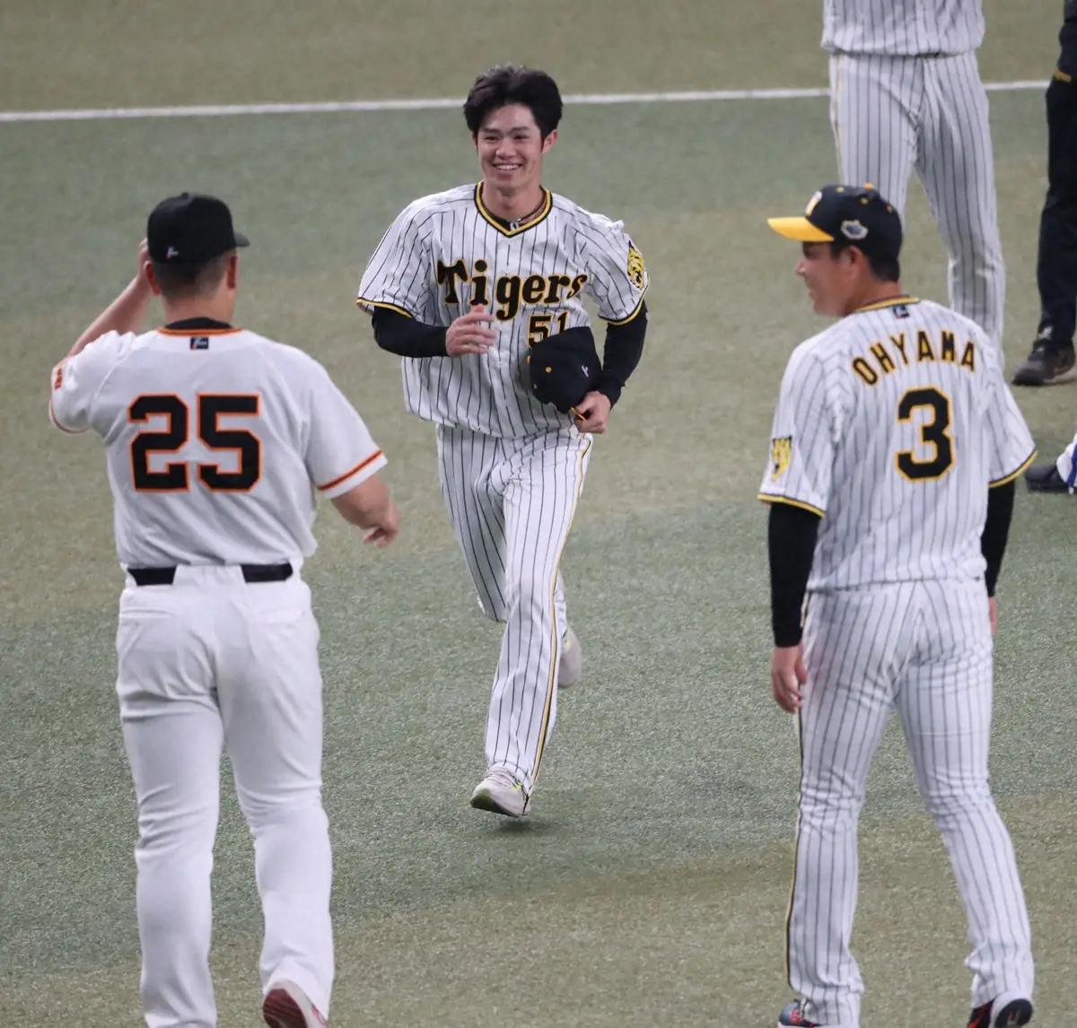 【画像・写真】阪神・中野「よけたんですけど…」と表情曇らせる　交錯して負傷交代した巨人・岡本とは大の仲良し