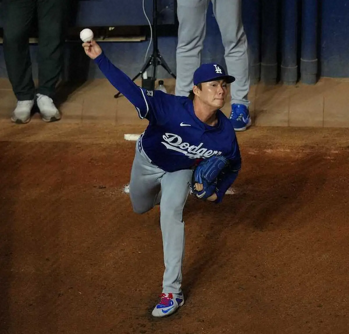 【画像・写真】ドジャース・山本由伸　ブルペンでの投球練習で左足の着地のさせ方を微調整