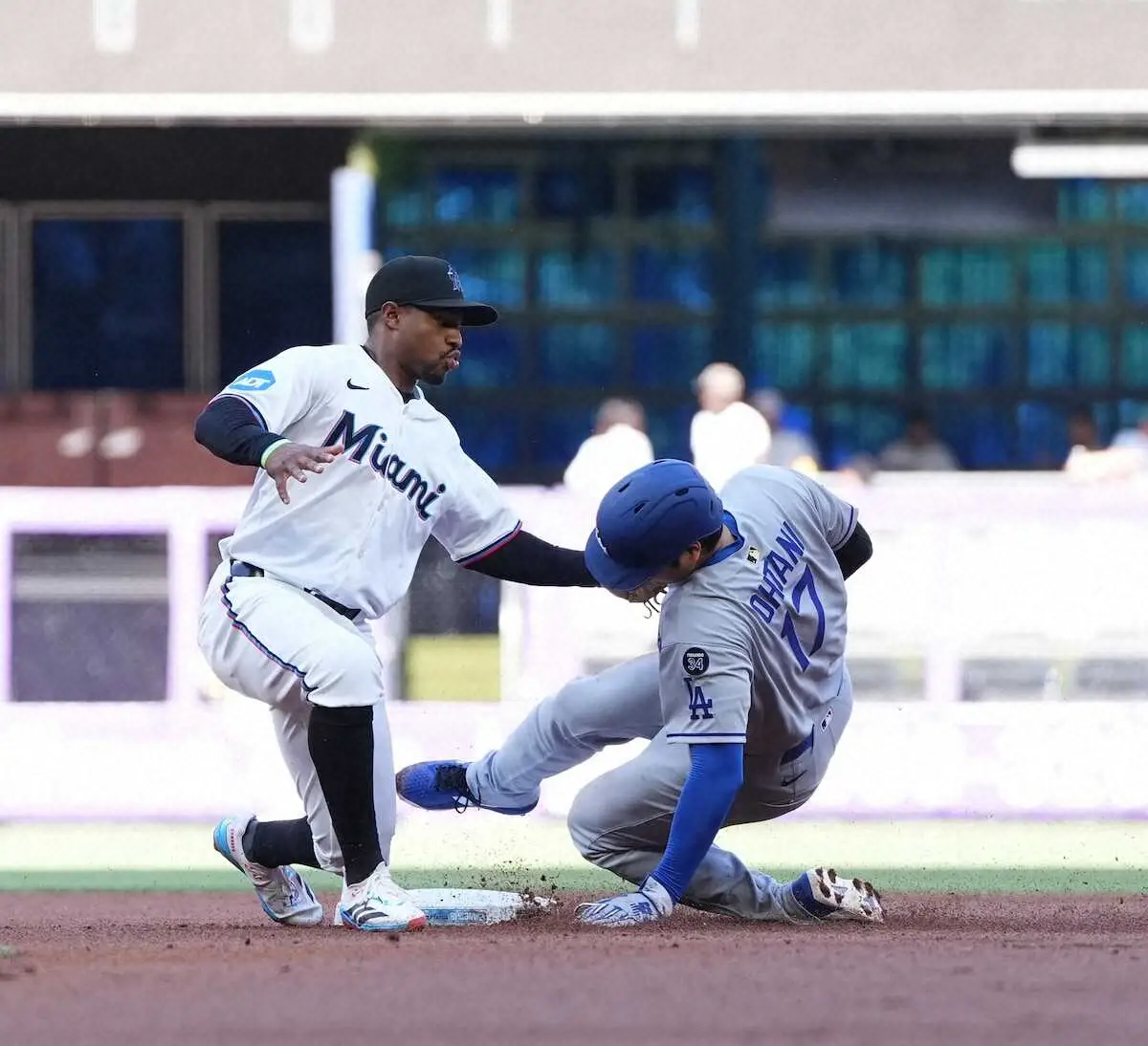 【画像・写真】大谷翔平　第1打席は四球　5試合連続出塁　二盗試みるも今季2度目盗塁死　勢い余って足が離れる