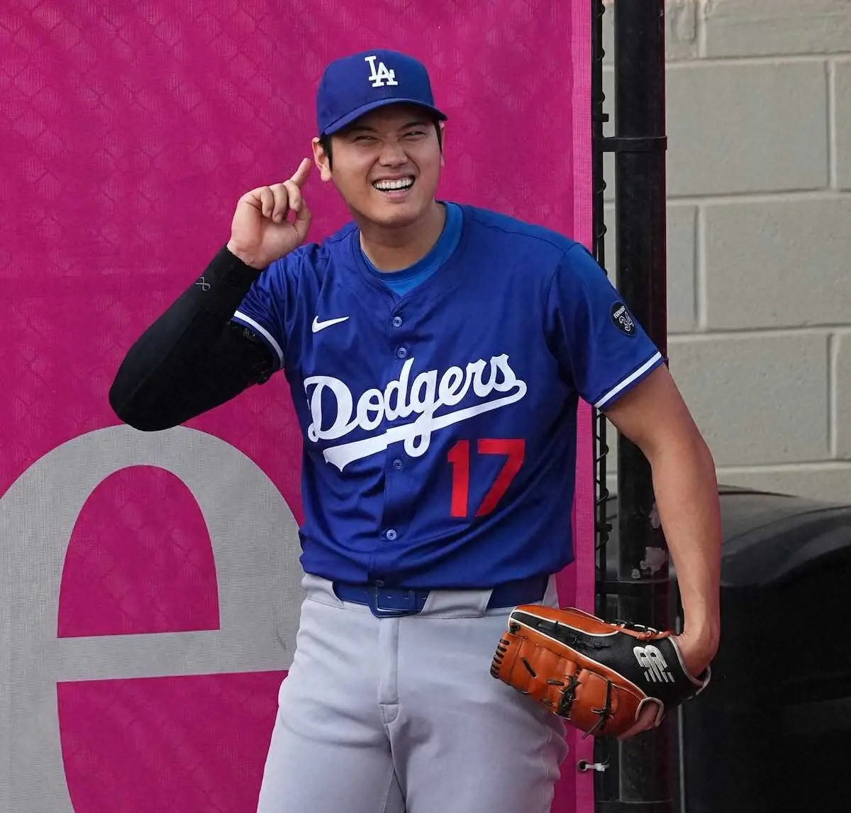 【画像・写真】「大谷さん、雑よ！笑」大谷翔平が今季初本塁打アウトマンをひまわりの種で祝福も…テオとの違いファン指摘