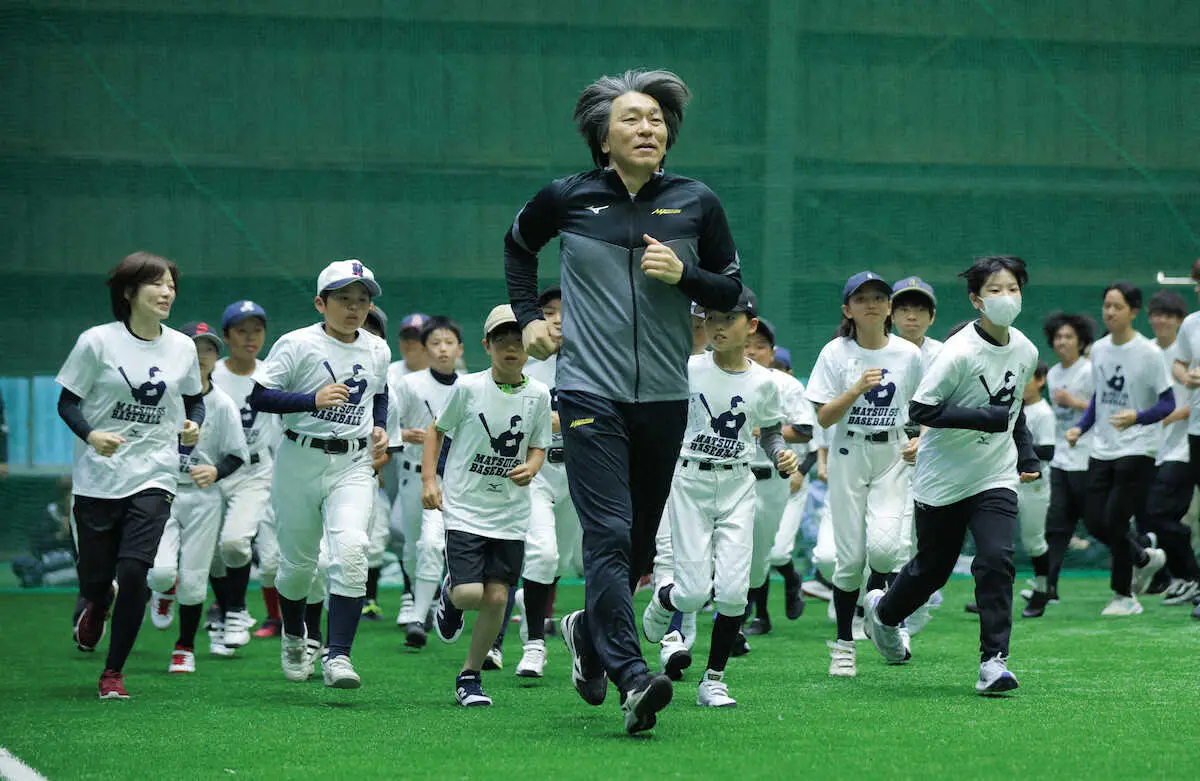 【画像・写真】＜松井秀喜氏　野球教室＞子供たちとランニングする松井秀喜氏（撮影・松永　柊斗）